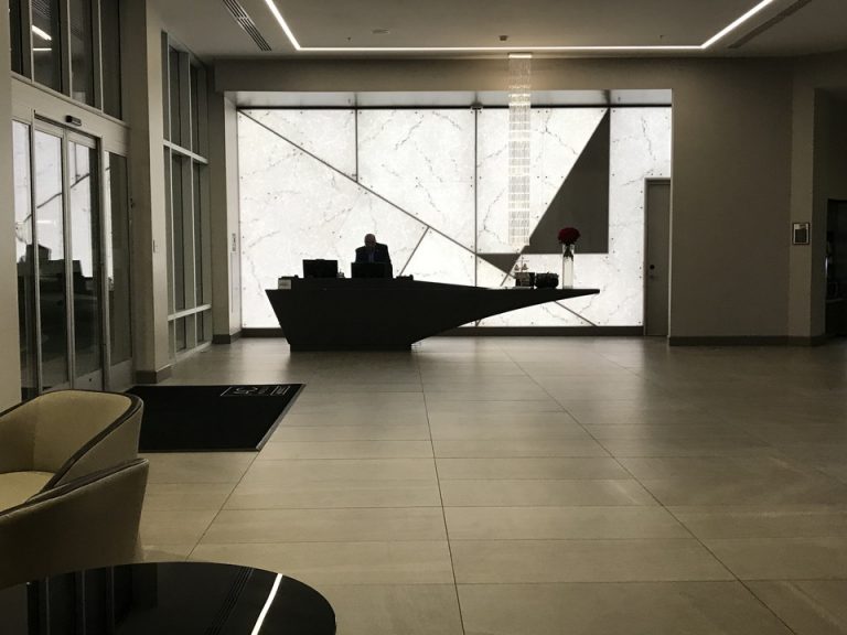 フロントはとてもシックなデザインと雰囲気のある印象でした