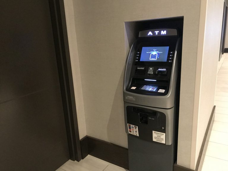 エレベーター後にはATMもありました