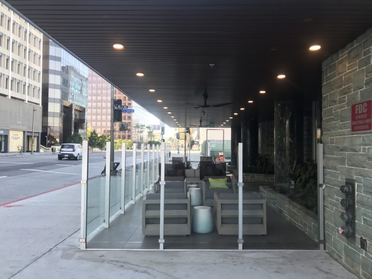 通りに面してオープンロビーがありました