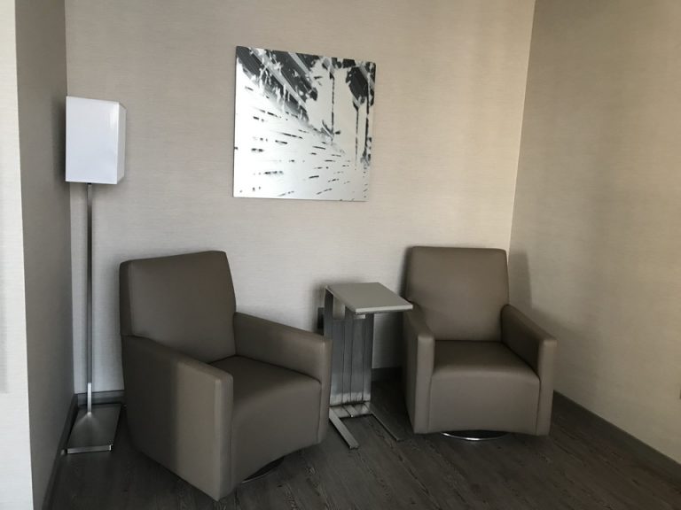 ベッドルームの反対側には壁に沿ってチェアがありました