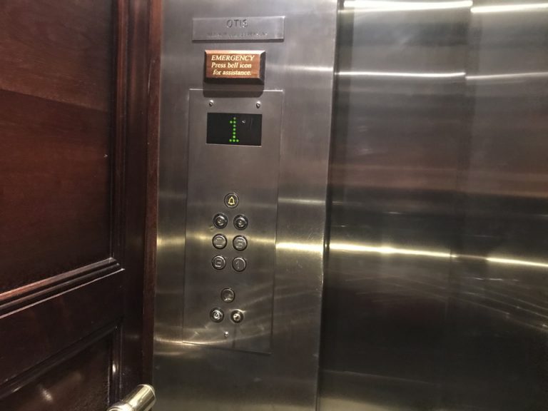 エレベーターボタン