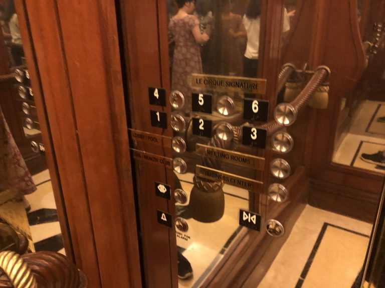 エレベーターボタン