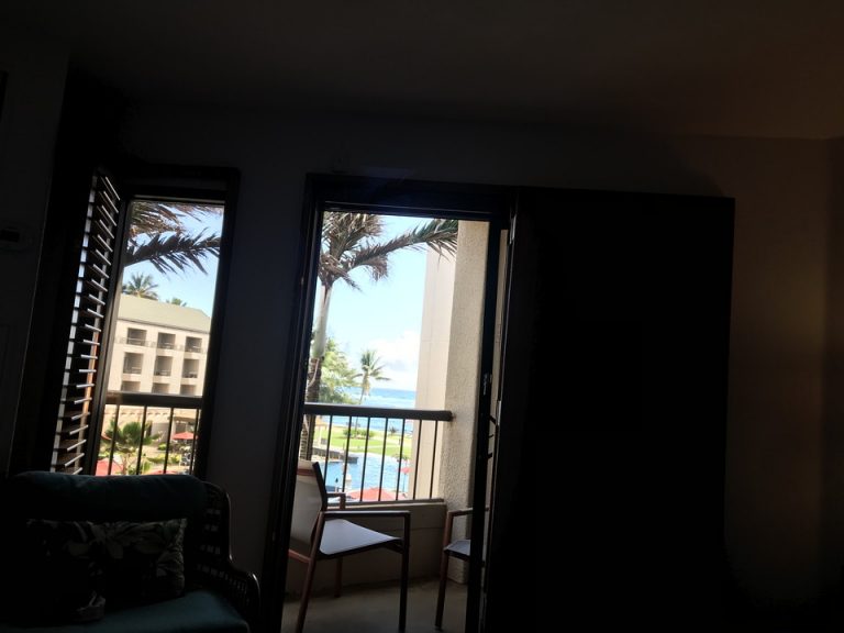 客室ベッドからは窓と木の扉を開けるとこのようなります