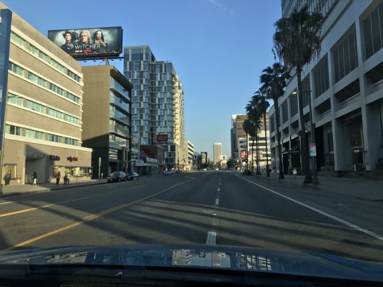 ホテル前車道日曜日なので閑散としています