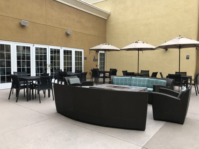 プールの外側にはファイヤーピットもありました