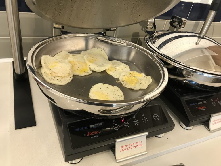 目玉焼きなどのホットミールもありました