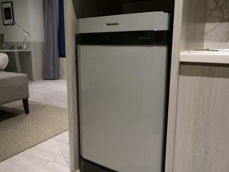 客室冷蔵庫外観