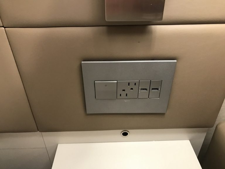 ベッドサイドには充電もできるアウトレットがありました