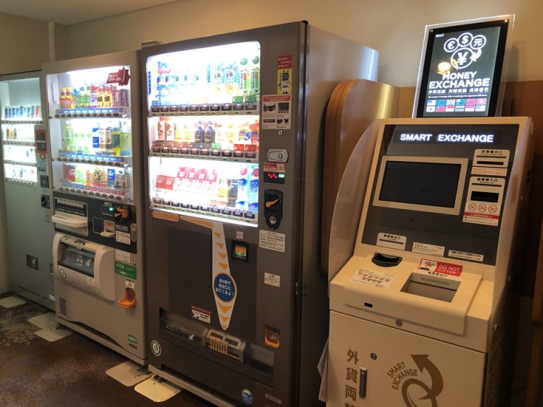 1F 自販機と外貨両替機