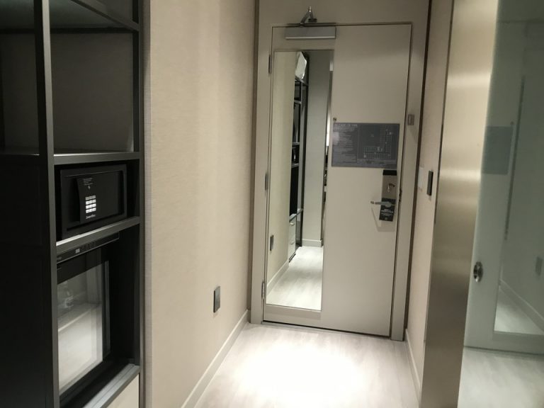 入り口ドアには全身鏡がついてました