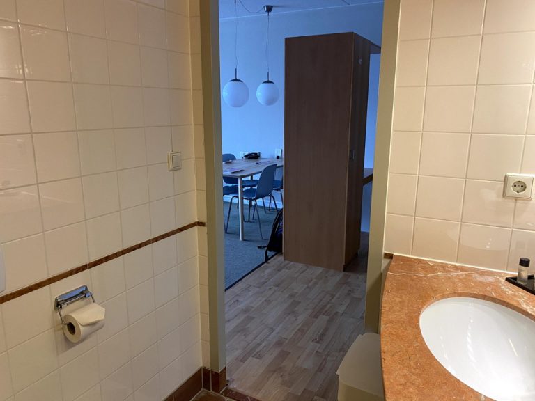 バスルーム内から入口1