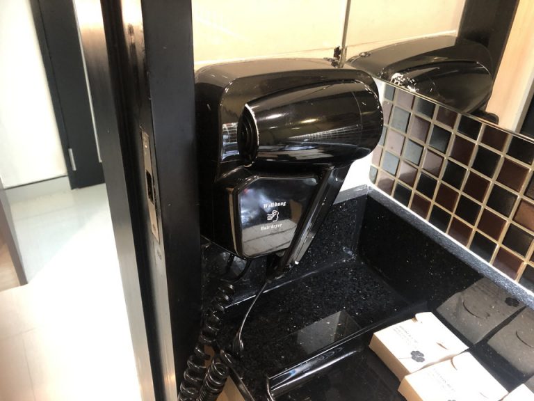 ドライヤーは洗面台についています