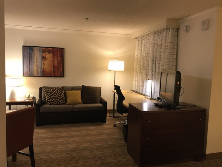 ベッドからみたリビング方向