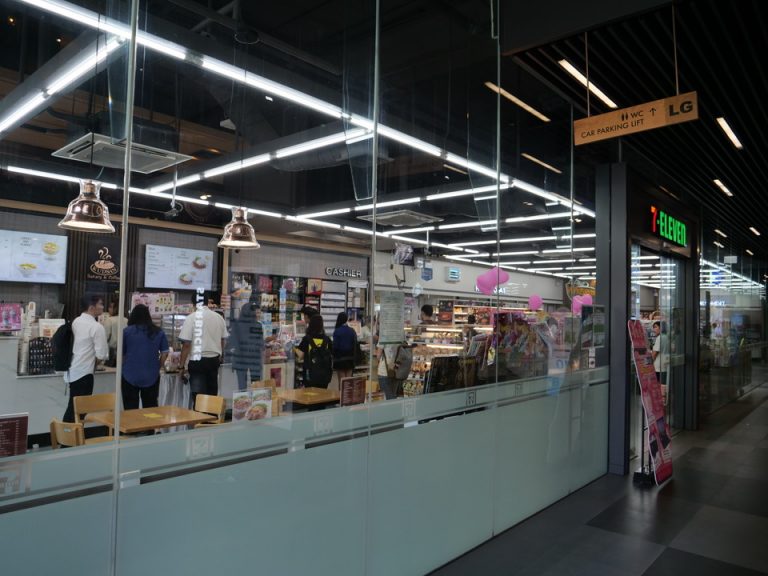 ホテル一階にあるセブンがおしゃれ