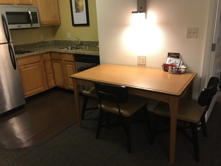 ダイニングテーブル