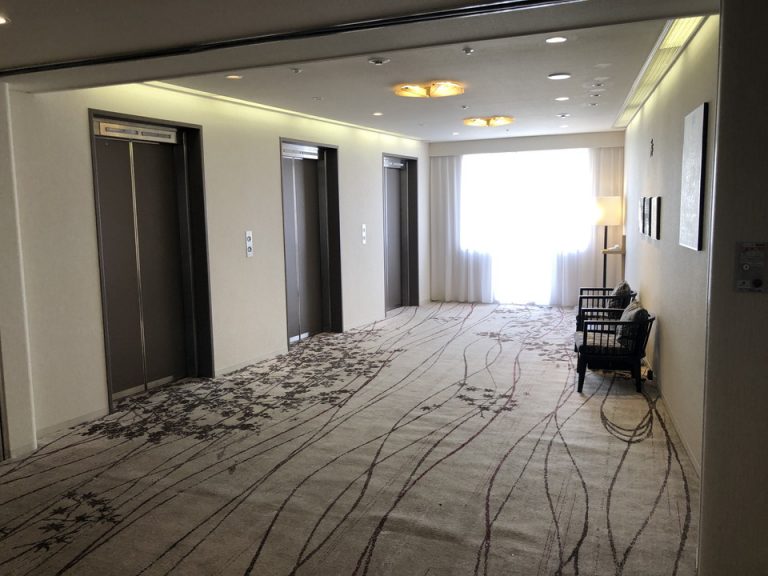客室階エレベーターホール(2)