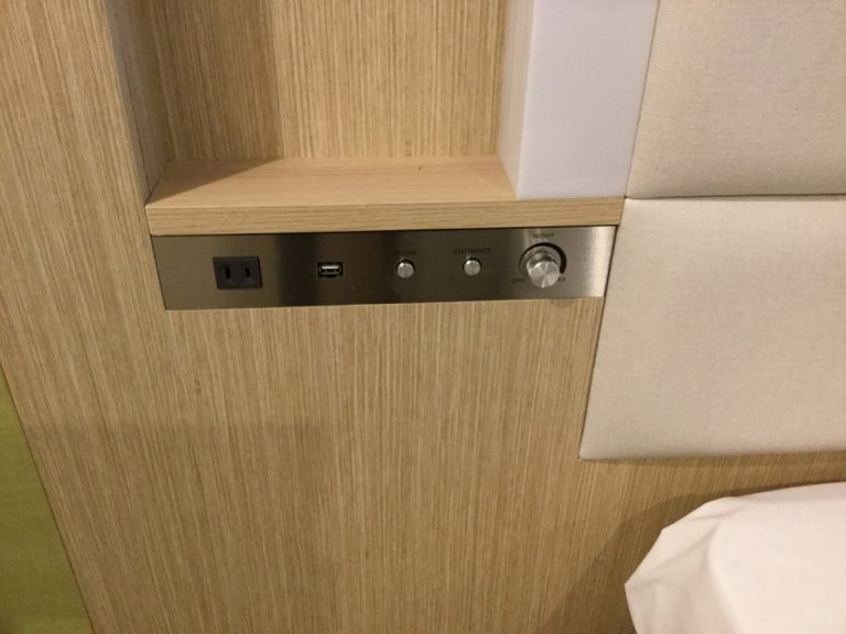 客室ベッド横