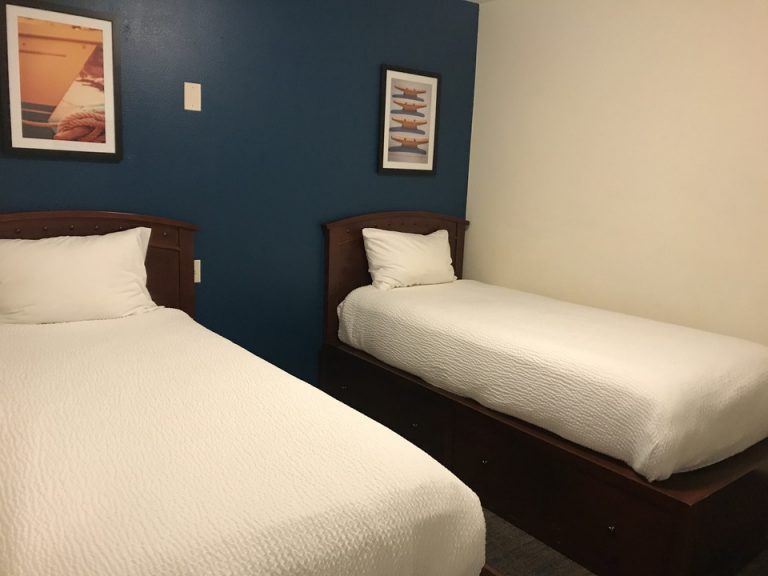 入り口入ってすぐの部屋にはシングルベッドが2つあるお部屋がありました