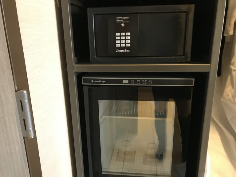 冷蔵庫はスタイリッシュな形をしていました