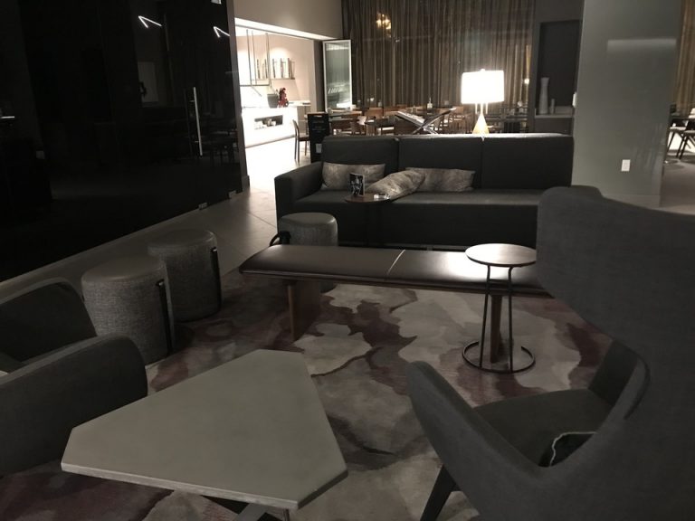 フロント付近ロビーはダークライトでした