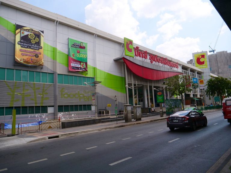 ホテル付近にある大型ショッピングモール