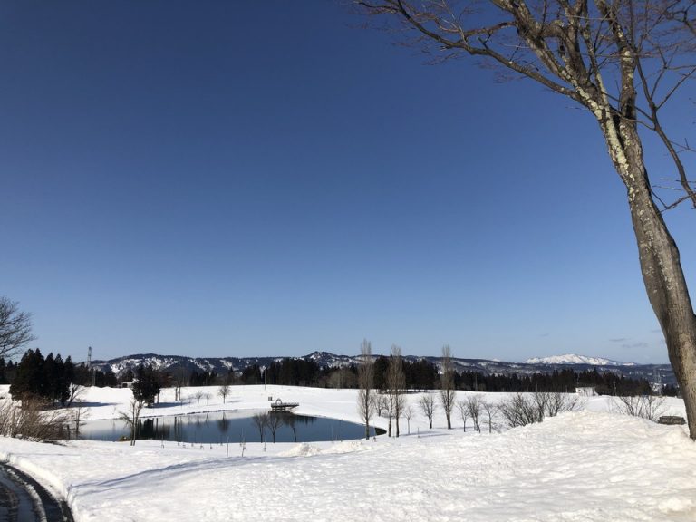 ホテル駐車場からの眺望 プールの前の池と遠くの山々