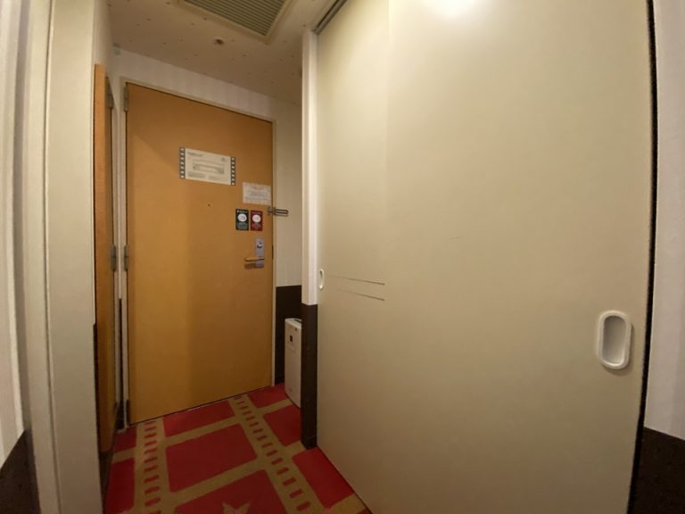 客室入り口内館ドア、クローゼット