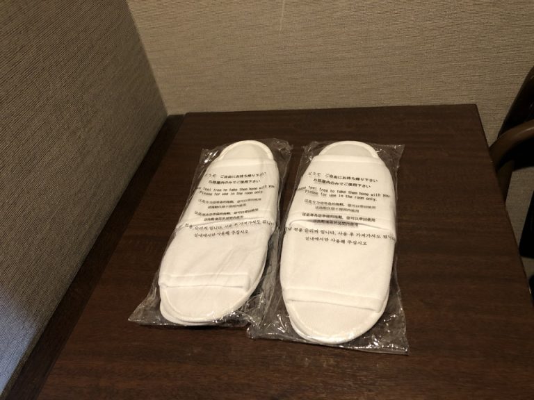 クローゼット内にある使い捨てスリッパ