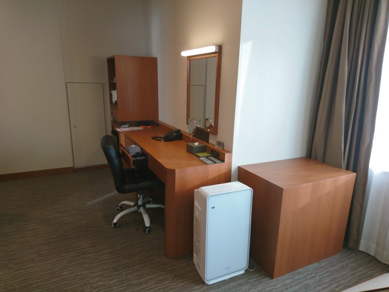 ベッドからデスク方向