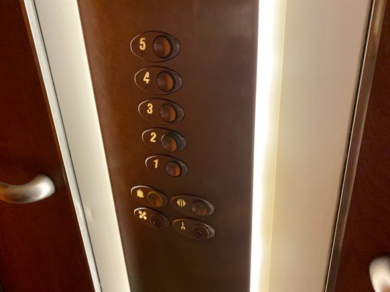 エレベーター階数ボタン
