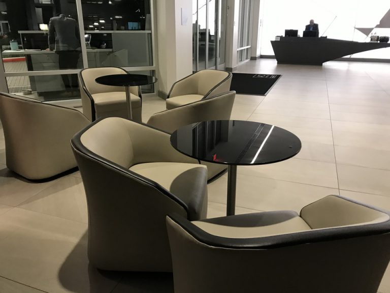 奥にフロント、手前はロビー 入り口付近