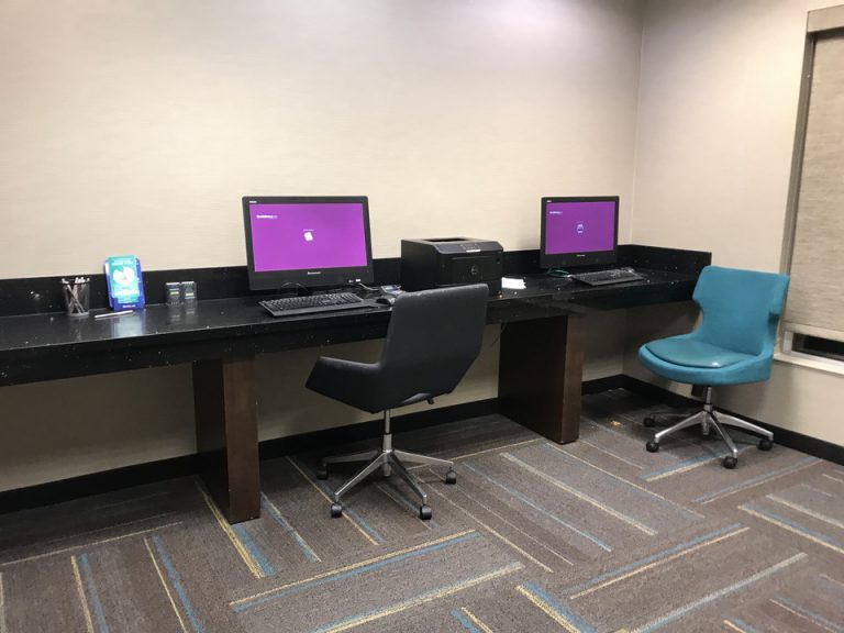 オフィスはオープンスペースでフロント前にありました