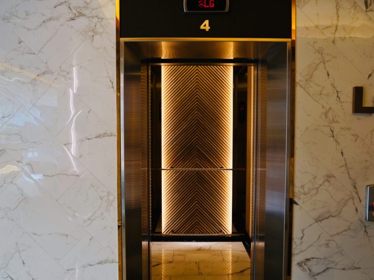 エレベーター外観 フロント階