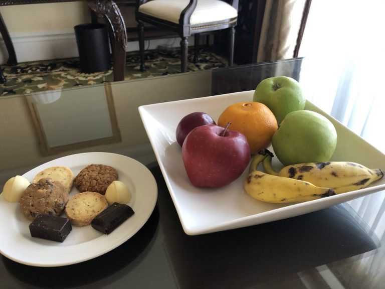 フルーツとクッキーとチョコのサービス