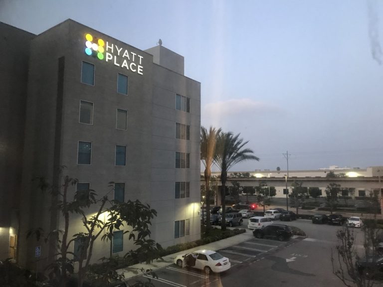 ホテルの真隣はハイアットでした