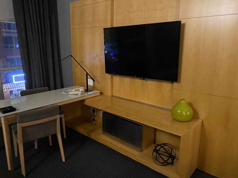 ベッド方向からTV