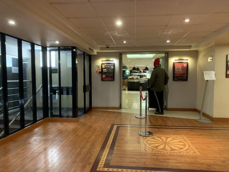 朝食会場入り口(1F_日本で2F)