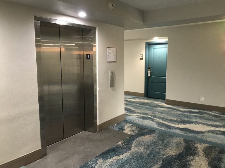 建物には所々にこのようにエレベーターが複数設置されていました