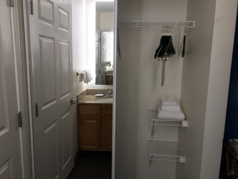 洗面カウンター向かいクローゼット