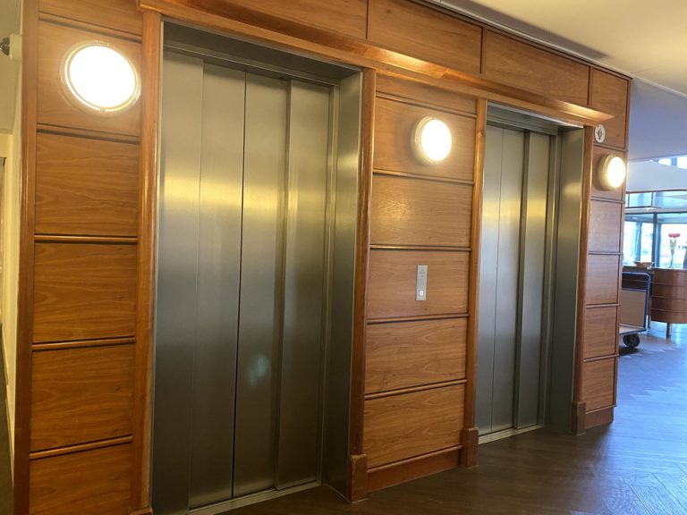 エレベーターホールフロント階2