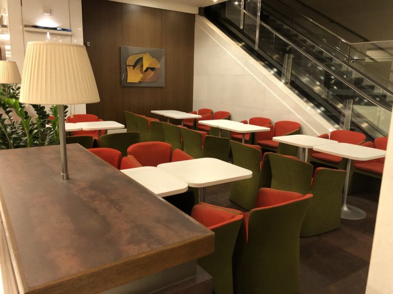 カフェの座席の一部