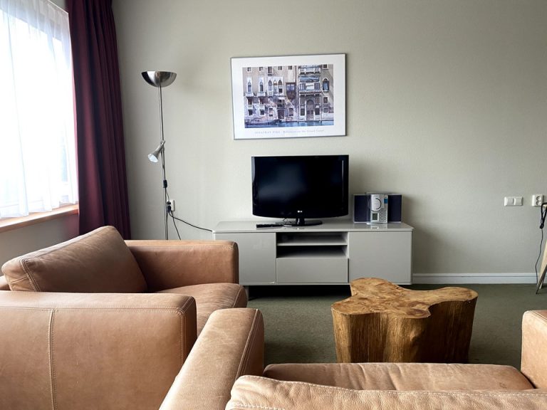 ベッド方向からTV2