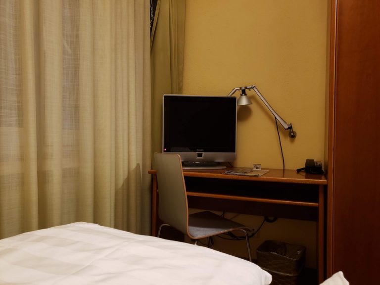 ベッド方向からTV2