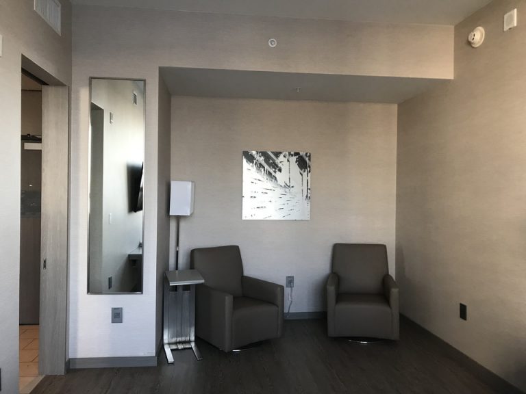 寝室おくから入り口にかけて