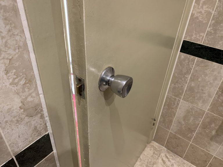 閉まらないバスルーム扉