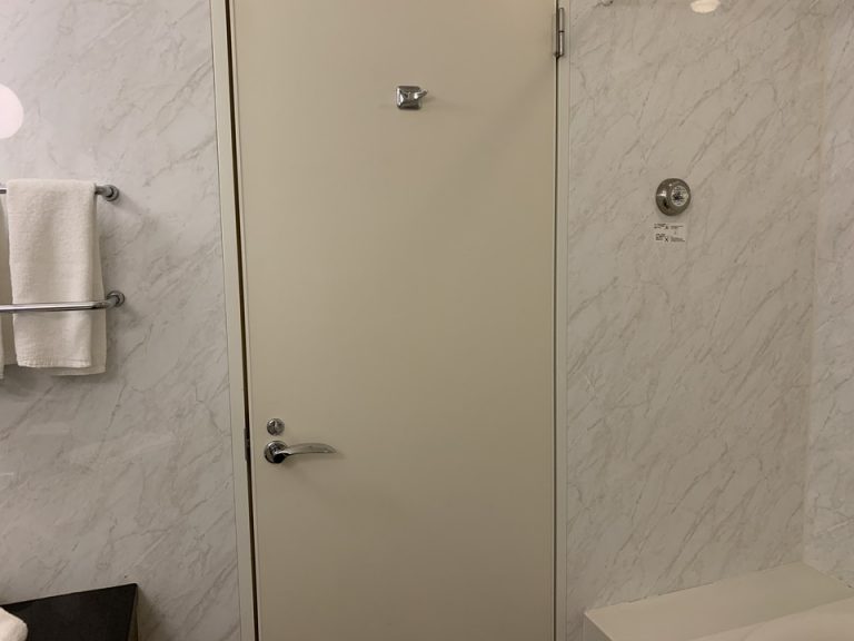 客室バスルーム中から入口2