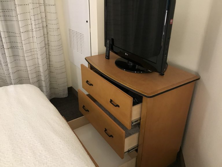 収納スペースを開けるとベッドに突っかかっていました