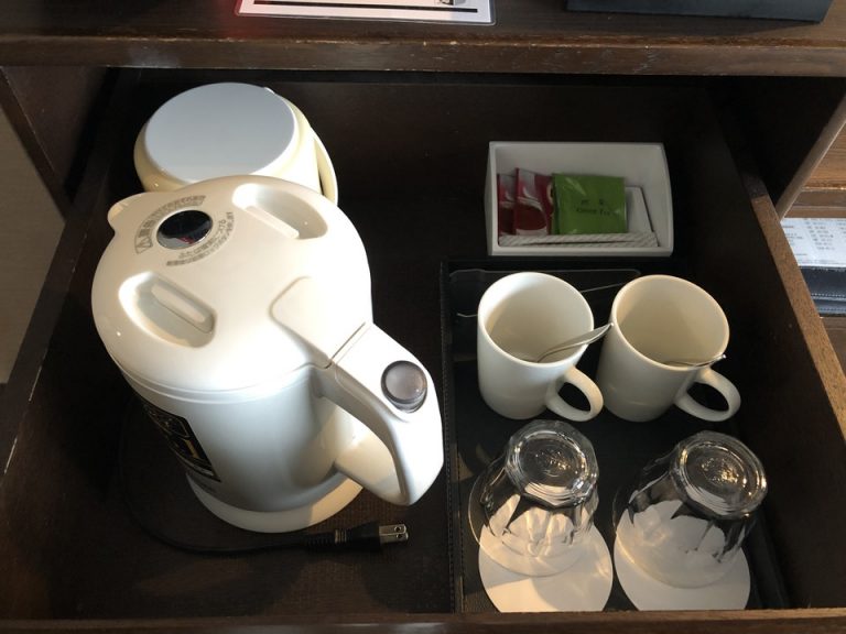 電気ケトル、アイスペール、マグカップ、グラス、お茶類
