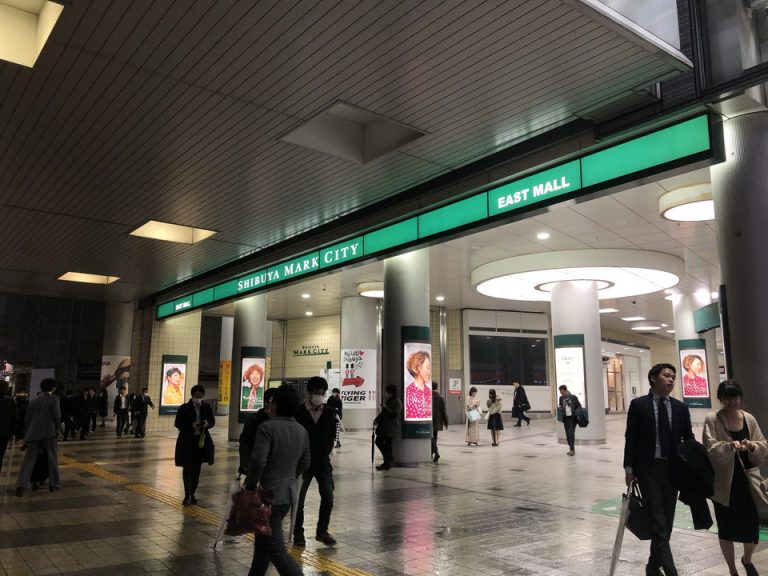 直結の商業施設の入り口