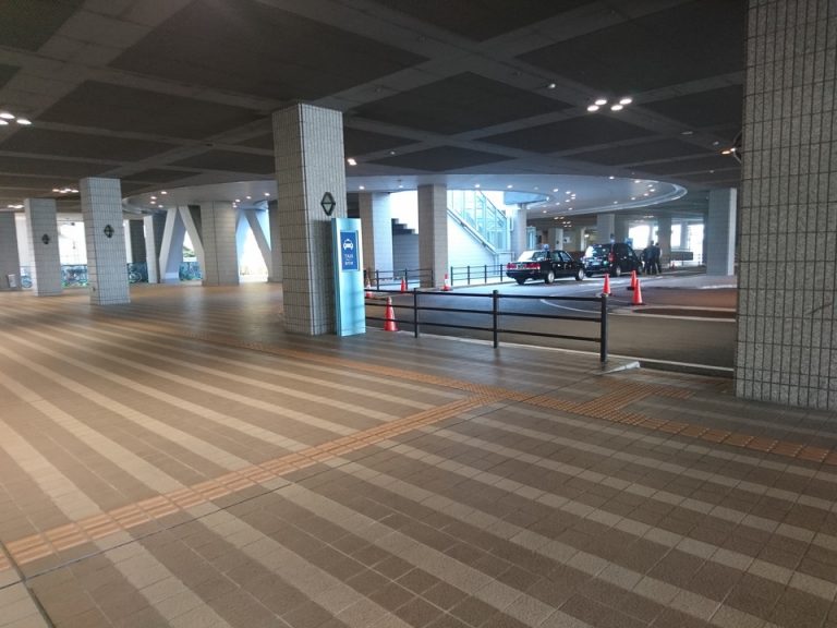 1階タクシー乗り場と車寄せ